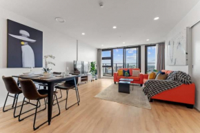 Modern Penthouse 2 Bed & 2 Bath With Skytower View - Pool Gym Sauna